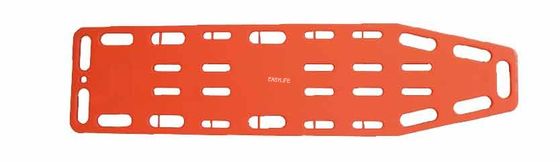 Bệnh nhân di chuyển xe cứu thương để hỗ trợ X-quang sơ cứu