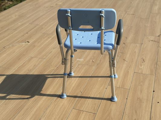 Ghế tắm có thể điều chỉnh độ cao để dễ tiếp cận